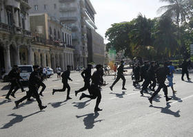 Policías durante las protestas del 11 de julio de 2021 en Cuba