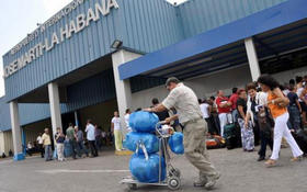 Viajeros procedentes de Miami llegan al Aeropuerto Internacional José Martí en La Habana