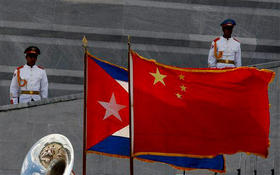 Banderas de Cuba y China, durante la visita a la Isla del presidente Hu Jintao, el 18 de noviembre de 2008. (AP)
