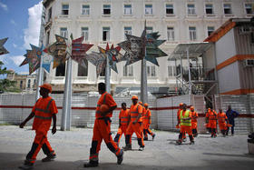 Trabajadores extranjeros abandonan hotel en construcción en La Habana, en julio de 2016