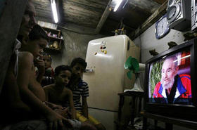 Niños en una casa de La Habana. (AP)