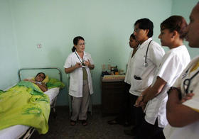 Una doctora da explicaciones a estudiantes de Medicina, en un hospital de La Habana. (REUTERS)