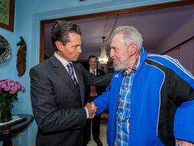 Saludo entre Peña Nieto y Fidel Castro, al iniciar una reunión privada en La Habana, a finales de enero de este año