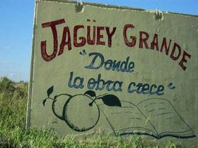 Valla de hormigón a pocos metros de la Carretera Central, en Jagüey Grande