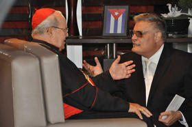 El cardenal Jaime Ortega y Alamino (izq.) y el presentador de televisión Amaury Peréz Vidal (derecha)
