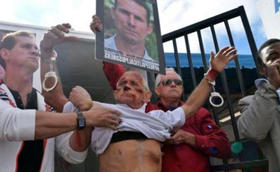 Cubanos en Miami protestan por el encierro de Ferrer frente al restaurante Versailles