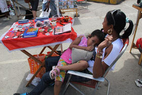 Una joven vendedora ofrece sus productos en La Habana