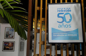 Cartel alusivo a los 50 años de Juventud Rebelde