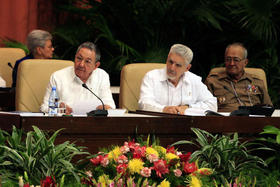 Fotografía de archivo que muestra al presidente cubano Raúl Castro, el vicepresidente Ramiro Valdés y el ministro de las Fuerzas Armadas Julio Casas