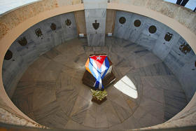 Vista interior del mausoleo de José Martí, en el cementerio Santa Ifigenia en Santiago de Cuba