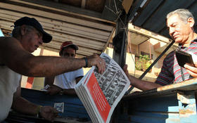 hombre compra en La Habana, folleto los "Lineamientos de la Política Económica y Social del Partido y la Revolución"
