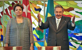 La presidenta de Brasil, Dilma Rousseff, y el gobernante de Cuba, Raúl Castro