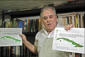 Elizardo Sánchez muestra gráficos sobre las cárceles en la Isla. (AFP) Elizardo Sánchez muestra gráficos sobre las cárceles en la Isla. (AFP)