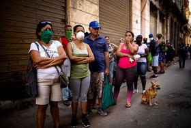 Cubanos hacen fila en la Isla para adquirir productos