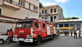 Personal de emergencia en el lugar del derrumbe de un edificio en el popular barrio de Centro Habana