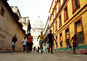 Jóvenes en una calle de La Habana