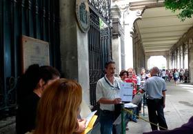 Al frente de una larga fila, un ciudadano cubano muestra una solicitud de visa que presentará ante la embajada de España en La Habana