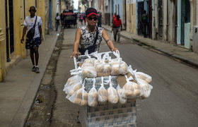 Un vendedor de pan empuja su carrito por una calle de La Habana