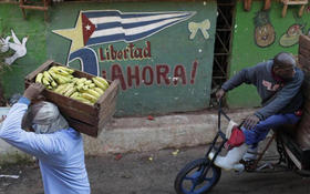 Un hombre vende plátanos por las calles de La Habana