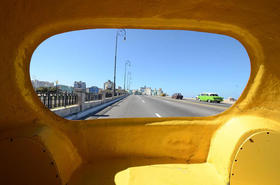 El malecón habanero desde el interior de un Cocotaxi. (Fotografía: Rui Ferreira.) El malecón habanero desde el interior de un Cocotaxi. (Fotografía: Rui Ferreira.)