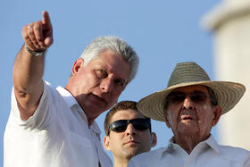 El primer vicepresidente cubano Miguel Díaz-Canel junto a Raúl Castro y el nieto y guardaespaldas de este al fondo
