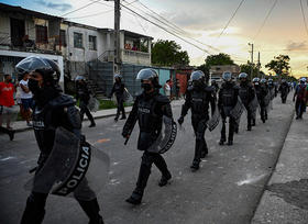 La policía antidisturbios recorre las calles del municipio Arroyo Naranjo, en La Habana, luego de una manifestación contra el régimen, el 12 de julio de 2021. La policía antidisturbios recorre las calles del municipio Arroyo Naranjo, en La Habana, luego de una manifestación contra el régimen, el 12 de julio de 2021