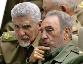 Ramiro Valdés junto a Fidel Castro en esta foto de archivo