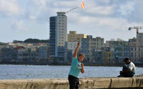 Niños juegan en el malecón habanero