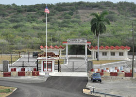 La entrada o puerta noreste de la Base Naval de Estados Unidos en Guantánamo, Cuba