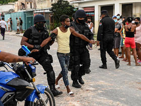 En esta foto del 12 de julio de 2021, un hombre es detenido en una manifestación contra el gobierno del presidente Miguel Díaz-Canel en el municipio Arroyo Naranjo, La Habana