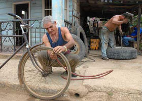 Un establecimiento donde se reparan y cambian neumáticos en Cuba