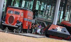 Varias personas recorren el Museo de la Revolución en La Habana, el miércoles 18 de mayo de 2011. (EFE)