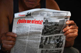 Leyendo el diario Granma