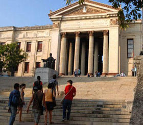 Alumnos en la escalinata universitaria en La Habana