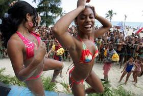 Mujeres cubanas bailan al ritmo del reggaeton