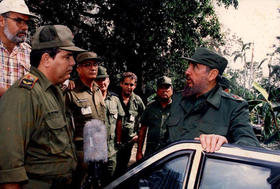 Fidel Castro en sus años en que tenía a su cargo todo lo relacionado con el paso de un huracán por Cuba