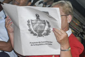Una cubana lee el Proyecto de Reforma Constitucional