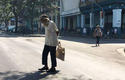Un anciano camina por las calles de La Habana, en esta foto de archivo