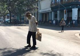 Un anciano camina por las calles de La Habana, en esta foto de archivo