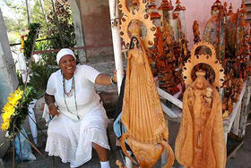 Una vendedora de imágenes de la Virgen de la Caridad del Cobre. (TARINGA)