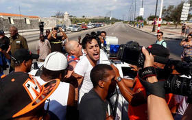 Activistas del colectivo LGTBI y agentes de la Seguridad del Estado cubano se enfrentaron el sábado durante una manifestación convocada después de que se cancelara la marcha anual del orgullo gay