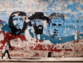 Mural revolucionario deteriorado en Cuba