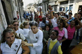 Las Damas de Blanco, agredidas por simpatizantes del gobierno, en La Habana, el 20 de marzo de 2007. (AP)