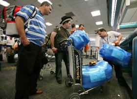 Inmigrantes cubanos entregan sus equipajes en un viaje de visita a la Isla