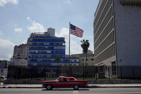 Un coche antiguo, usado para recorridos turísticos, pasa por delante de la embaja de EEUU en La Habana, el 10 de noviembre de 2021