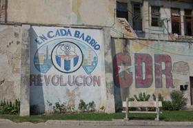 Pared con letrero de un Comité de Defensa de la Revolución en Cuba