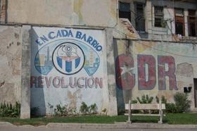 Pared con letrero de un Comité de Defensa de la Revolución en Cuba. Pared con letrero de un Comité de Defensa de la Revolución en Cuba