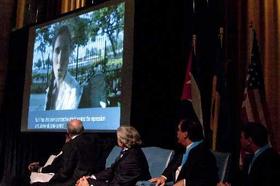 La bloguera Yoani Sánchez habla por videoconferencia durante la entrega de los premios María Moors Cabot.