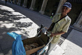 Un vendedor callejero en La Habana, en esta foto de archivo