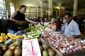 Un agromercado en Cuba